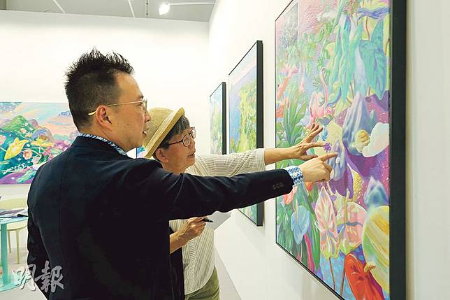 藝術教育家馮美華（右）就抄襲疑雲引起的風波，到Art Central展場與Touch Gallery的創辦人王森（左）討論，希望化解不必要的誤會。（梁景鴻攝）