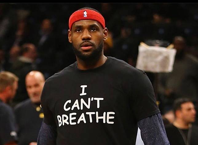 因為佛洛伊德事件，NBA球星LeBron James也以穿著「I can't breathe」T恤力挺BLM運動。（圖片來源／LeBron James粉絲專頁） 