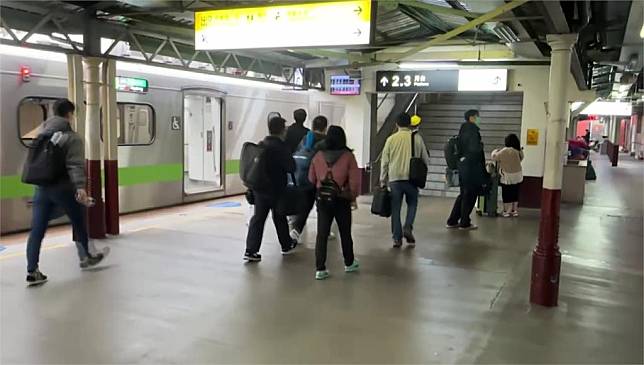 台鐵湖口站停電，導致列車延誤。圖／台視新聞