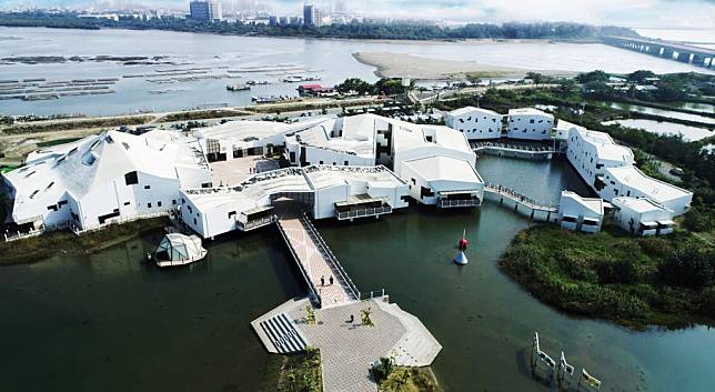 營造「煙波之上，水草之間」意象的台江國家公園管理處遊客中心。（台江處提供）