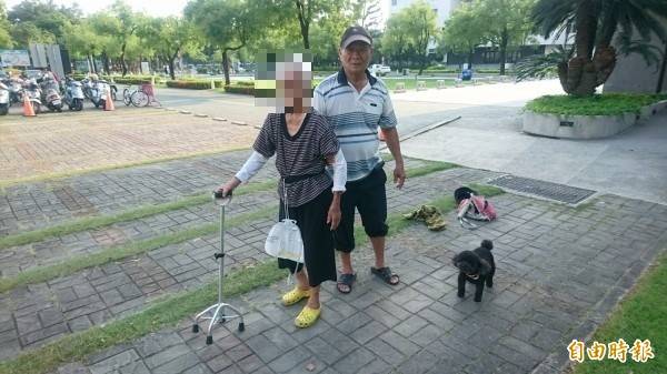 70歲吳榮章(右)照顧非親非故的93歲高蔡秀英(左)。(記者楊金城攝)