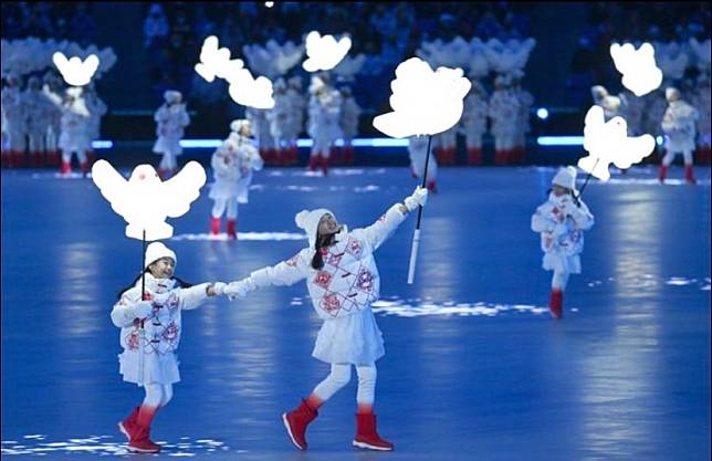 冬奧開幕式《雪花》演出中「掉隊的小鴿子被同伴接回」橋段遭中國網友解讀具「台灣回歸，祖國統一」的意涵。   圖：擷取自《新浪新聞》