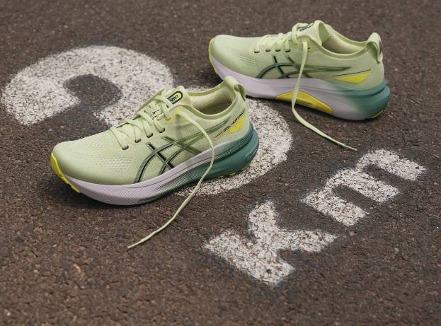 跑鞋推薦2024：GEL-KAYANO 31專為扁平足跑手而設。 

