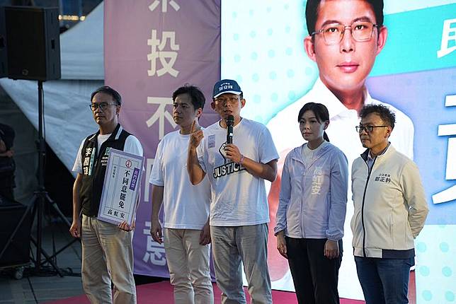 民眾黨15日於新竹舉辦宣講聲援反罷免，民眾黨主席黃國昌（中）等人出席。（民眾黨提供）