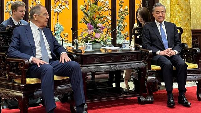 2024年4月8日，俄羅斯外交部長拉夫羅夫（左）抵達中國，與中國外長王毅（右）會面。路透社