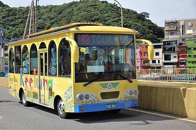 T88 基隆觀光巴士，串連基隆市重要景點，搭配隨車專業導覽人員，提供在地特色店家優惠。