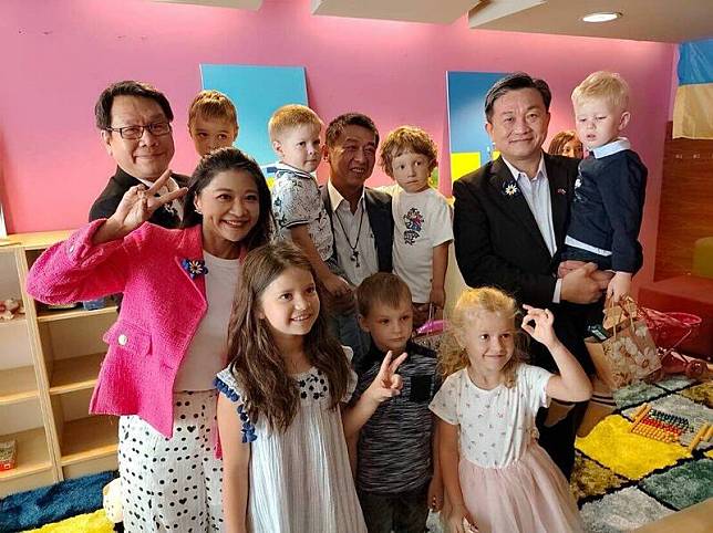 許智傑坦言，抱著烏克蘭孩童表面帶給他們歡樂，心裡卻很感傷。(翻攝許智傑臉書)