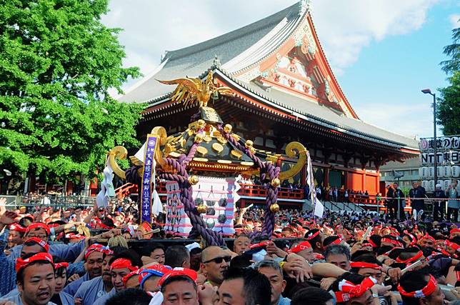 神轎與淺草神社交織成一幅動人的江戶畫卷。 圖：©浅草神社／提供