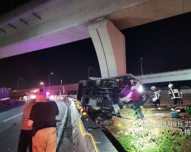 貨櫃車國三大溪匝道口翻落平面工地。國道警方提供