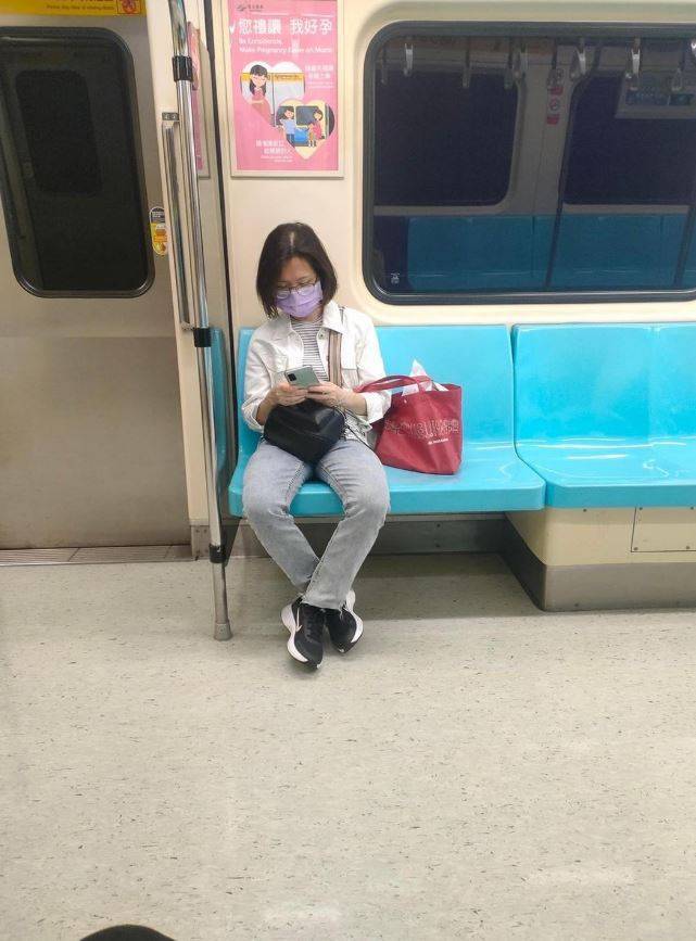 台灣基進新聞部副主任陳子瑜，稍早透過臉書分享一張由讀者提供的照片，只見畫面中搭乘台北捷運的女子，面容神似蔡英文總統。(圖擷取自陳子瑜臉書)