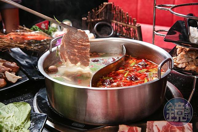 小蒙牛有蒙古養生、蒙古麻辣、川味麻辣等六種鍋底，白湯香醇濃郁，紅湯麻辣卻不刺激。（平日午餐599元、晚餐及例假日699元，升級火烤加價49元）