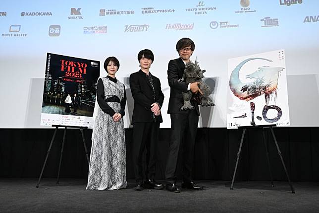 《哥吉拉-1.0》是第36屆東京國際影展的閉幕片，昨導演山崎貴（右起）、主角神木隆之介、濱邊美波現身閉幕片放映活動，導演山崎還手抱哥吉拉。（東京國際影展提供）
