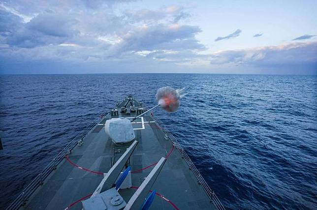 海軍日前進行艦隊精實訓練及實彈射擊操演，海軍發布的系列照片中，5吋砲射擊場景畫面下方出現的是雙臂式飛彈發射架丶架上還有2枚標準飛彈的訓練彈，由於雙臂式飛彈發射架是紀德級軍艦才有配備，也代表紀德級軍艦參與此次艦隊精實訓練及實彈射擊操演。(圖：取自中華民國海軍臉書專頁)