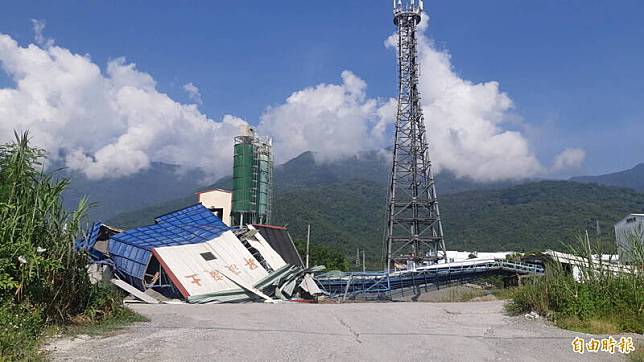 台東縣關山鎮17日規模6.4地震，新福里的水泥預拌廠倒塌。(記者黃明堂攝)