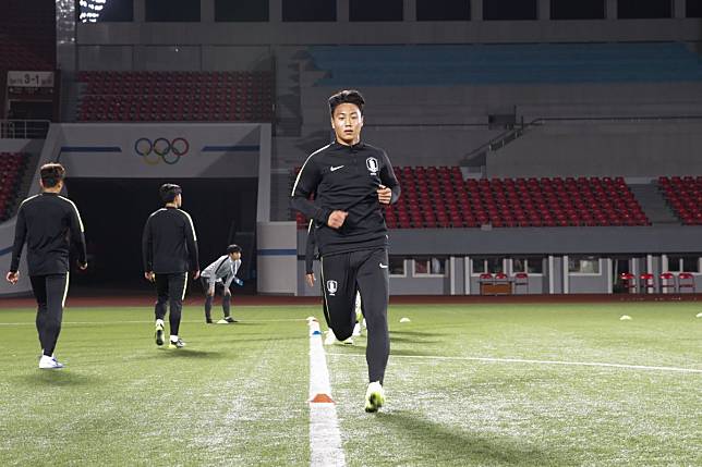 South Korean national football team players warm up during a training session at the Kim Il Sung Stadium in Pyongyang. Photo: AFP