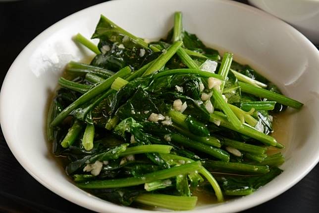 一名網友見日本人來台吃「燙青菜」驚呼連連，笑說是他看過給太青菜的最高評價。示意圖／photoac