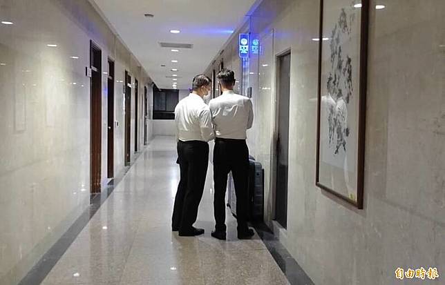 由於保釋金高達1億元，張國華的委任律師在辦理交保手續時，拉著兩只裝滿現鈔的大型行李箱進入地檢署，引發側目。(記者劉詠韻攝)