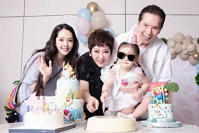 郭碧婷（左）完全擄獲向家兩老的心。翻攝向佐微博