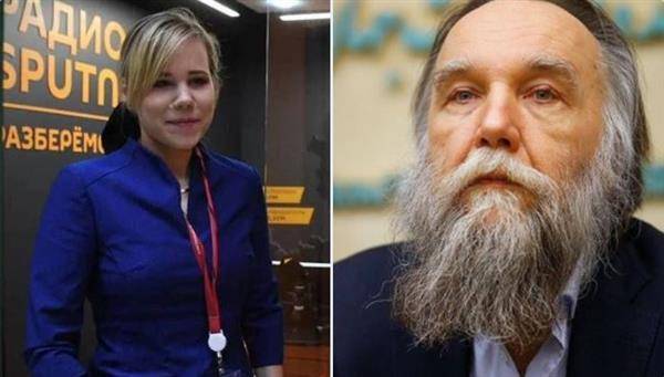 被西方稱為「普丁之腦」的杜金（右）與女兒達莉亞（左）。截自推特@OlegTsarov
