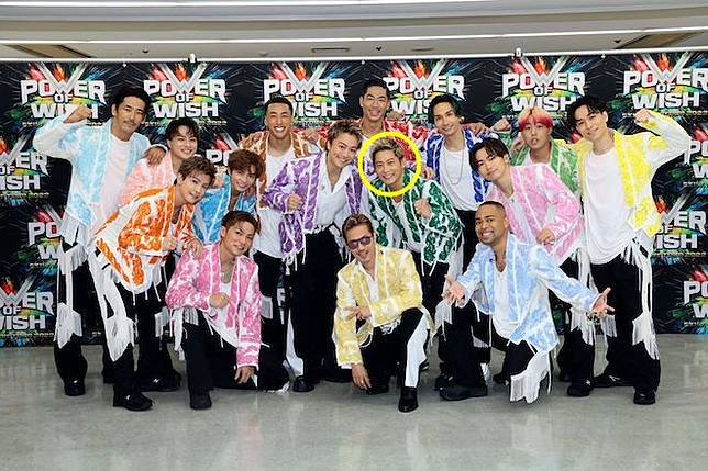 黑木啓司（黃圈處）在2022年9月完成EXILE巨蛋巡演後告別隊友。翻攝BARKS