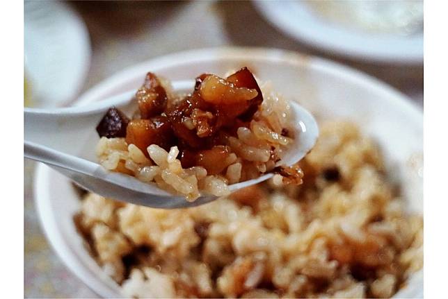  「臺南食府」正宗的滷肉飯，選用在地黑毛豬，配上壽司米，加上肉燥成為美味料理。（取自官網）