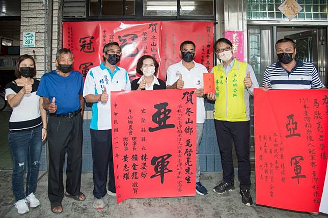 馬啟亮農友在台灣稻米達人冠軍賽，奪下全國賽亞軍，宜蘭縣政府特前往恭賀並張貼紅紙。（宜縣府提供）