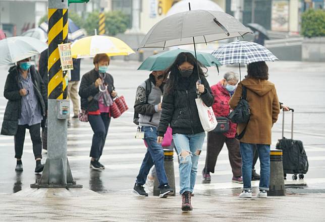 氣象署發布5縣市大雨特報，基隆市、新北市北海岸、台北市山區、宜蘭縣、花蓮縣山區要注意大雨。 圖：張良一/攝