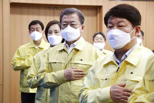 南韓總統文在寅25日前進疫情最嚴重的大邱市，與大邱市長權泳臻召開特別對策會議。（美聯社）