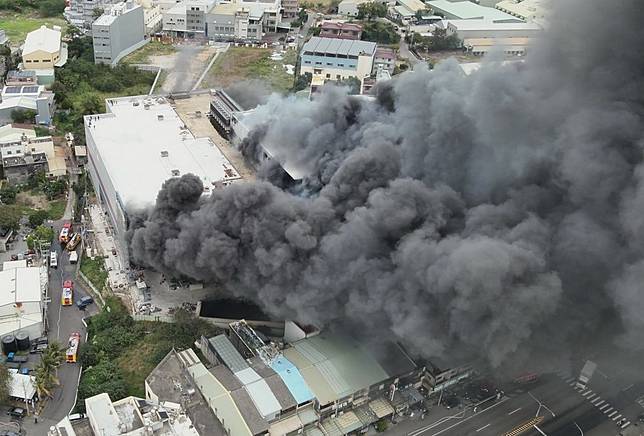 大肚區全聯倉儲十九日發生大火，火勢迅速蔓延，濃煙四竄、大火狂燒，景象駭人。（記者陳金龍攝）