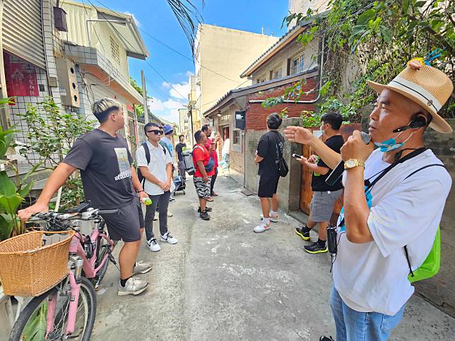 【勞動部勞動力發展署中彰投分署】圖1：帶領遊客進行下竂梧棲老街的探索體驗