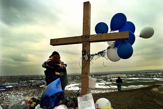 1999年4月20日，美國科羅拉多州科倫拜高中（Columbine High School）發生校園槍擊案，寫下美國治安史與教育史血腥的一頁（AP）