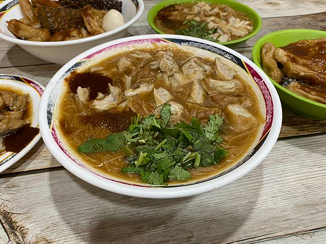 ▲從麵線到純手工甜不辣，店內共有七樣人氣商品。(圖/志明紅麵線)