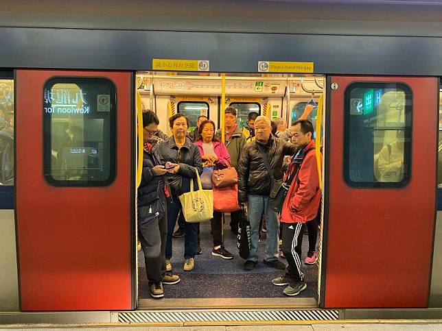 東鐵綫九龍塘站北行列車一度停駛約15分鐘(商台新聞 鄭律銘攝)