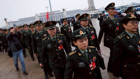 2026年3月5日，中國解放軍代表魚貫進入北京人民大會堂，參加全國人大會議開幕式。路透社