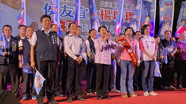 立委候選人楊瓊瓔12日晚間成立大雅聯合競選總部，超過5000支持者到場相挺。（記者徐義雄攝）