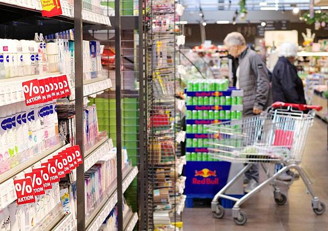 People shop at a supermarket in Berlin, capital of Germany, April 3, 2024. (Xinhua/Ren Pengfei)