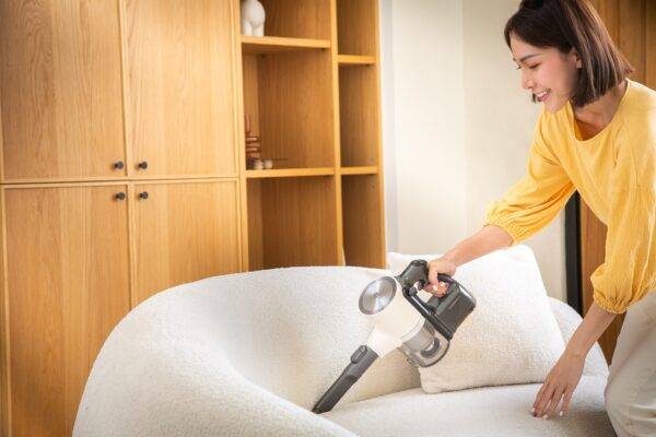 新聞照片4_針對家中整潔高標準的完美控，搭配多種吸頭不論是沙發、床鋪還是腳踏墊都可以使用