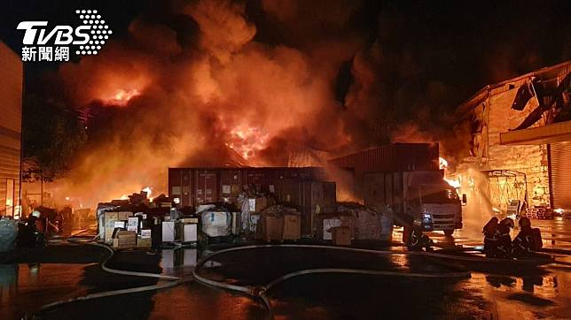 大家源工廠晚間發生大火。（圖／TVBS）