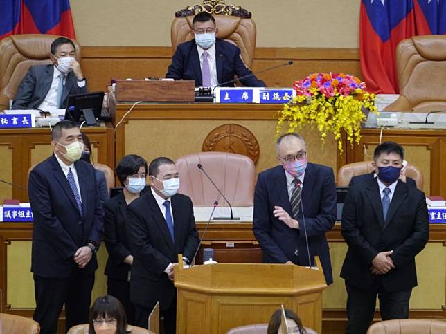 侯友宜回覆市政總質詢議員提問恩恩案國賠否決的審議委員會，副市長謝政達、法制局長吳宗憲、消防局長黃德清及衛生局局長陳潤秋列席說明。（圖 ／記者吳嘉億攝，2022.9.12）