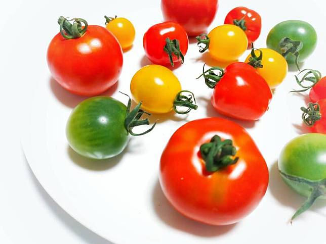 醫師指出，大番茄熱量與含醣量較低、富含茄紅素，適合烹煮，以便吸收；小番茄富含維生素A、維生素C，適合生食；示意圖。(圖取自photoAC)