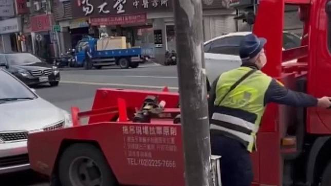 員警飛快坐上拖吊車。（圖／記者爆料網）