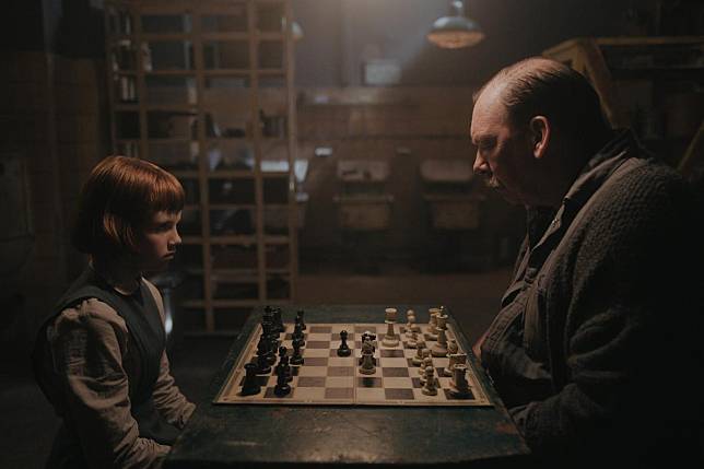 童年時的貝絲（左）受到校工的啟發，開始學起西洋棋。（Netflix提供）