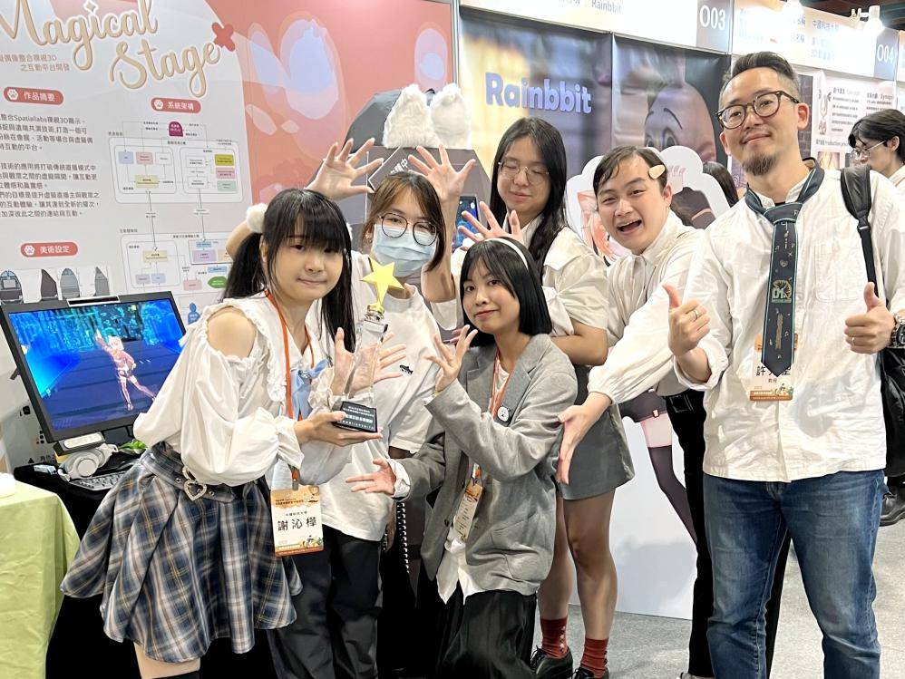 榮獲2024全國技專學生專題賽動漫互動多媒體群第一的中國科大數媒系《Magical Stage 虛擬偶像整合 3D 之互動平台開發》專題製作團隊師合影。