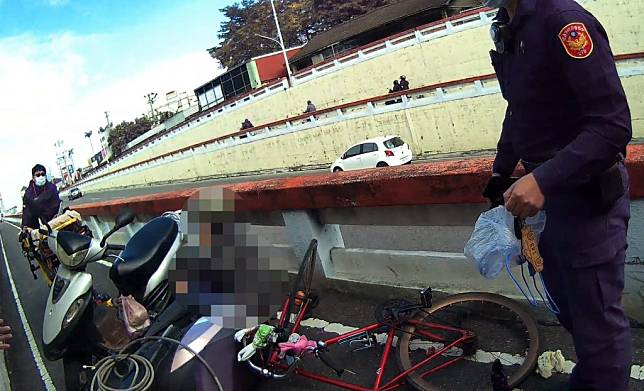 嘉義市興業西路機慢車道狹窄，日前發生兩機車、一單車事故，吳姓女騎士經搶救石五日仍宣告不治。 （嘉義市消防局提供，中央社）