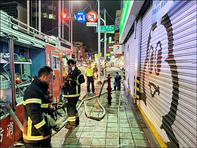 高市街頭異味舉報頻傳，消防、空污小組疲於奔命。(記者蔡清華翻攝)