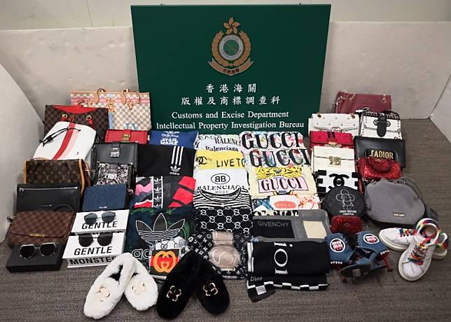 海關共檢獲236件懷疑冒牌衣服、鞋及手袋等，估計市值約11萬港元。