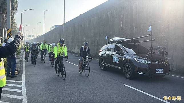 台灣民眾黨主席黃國昌(左1)率隊騎自行車從台北看守所出發，到桃園應援站暫停。(記者周敏鴻攝)