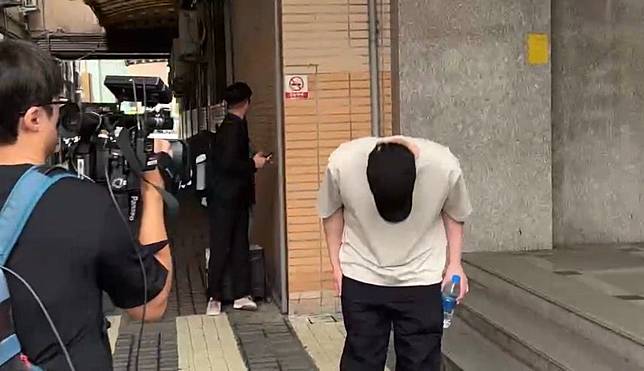 藝人鄒翰昇（本名鄒宗翰）離開新北地院前在媒體面前鞠躬。張欽攝