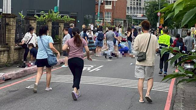 新北三峽北大附小旁今（5/19）下午4時發生重大車禍。民眾提供