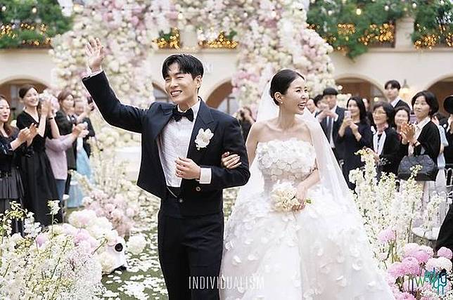 高耀太女主唱申智（右）今升格人妻，與小她7歲的歌手老公文元舉辦婚禮。翻攝iwedding